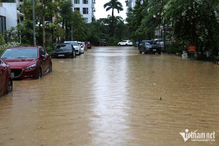 Nước bùn đục ngầu từ ngọn đồi bên cạnh tràn xuống khu đô thị. Ảnh: Phạm Công