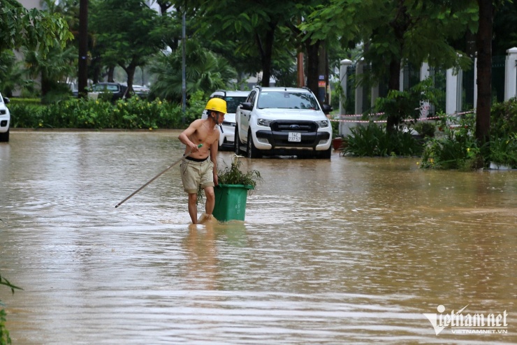 Nước bùn đục ngầu tràn xuống khu đô thị, người dân thốt lên 'lần đầu thấy cảnh này' - 7