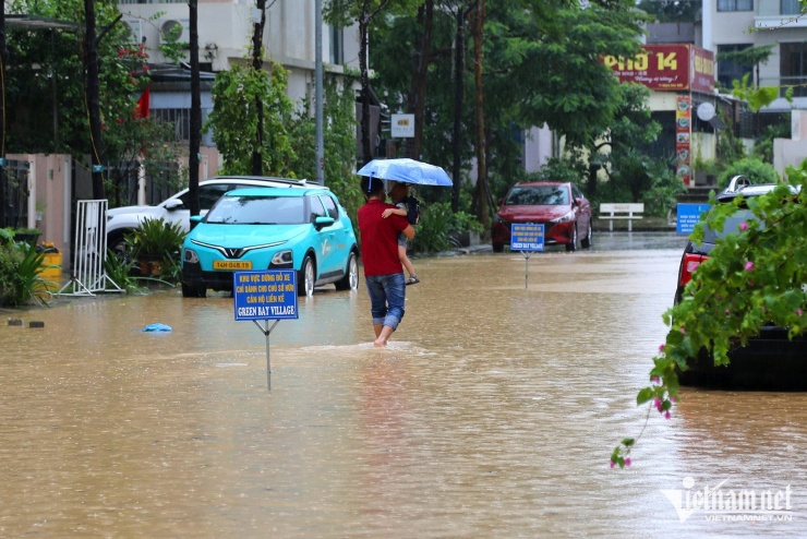 Nước bùn đục ngầu tràn xuống khu đô thị, người dân thốt lên 'lần đầu thấy cảnh này' - 6