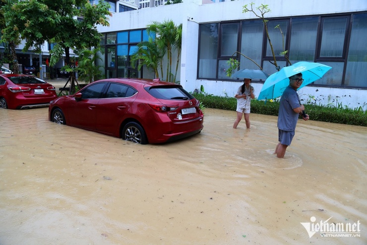 Không ít người dân không dám di chuyển xe vì sợ chết máy. Ảnh: Phạm Công