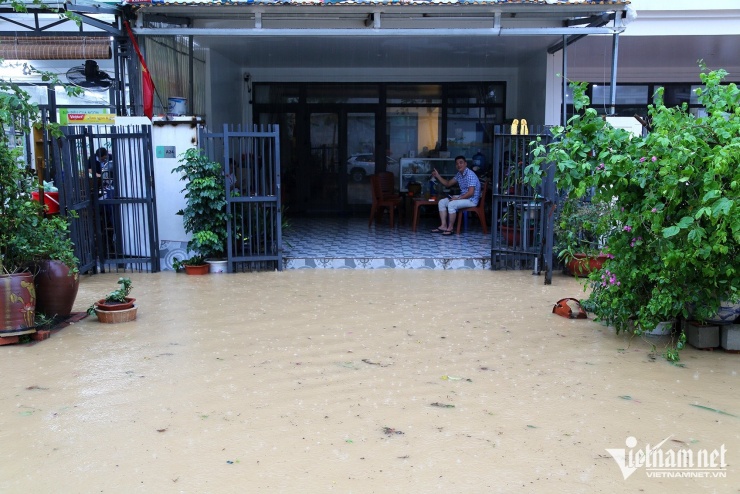 Mưa lớn vẫn đang tiếp diễn, nước sắp ngập vào bên trong nhà dân. Ảnh: Phạm Công