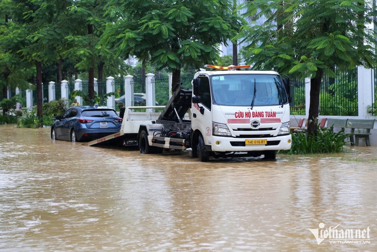 Một số chủ xe phải gọi xe cứu hộ để đưa ô tô ra khỏi khu đô thị. Ảnh: Phạm Công
