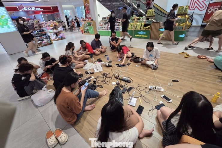 Chật kín người ngồi chờ sạc điện thoại ở trung tâm thương mại, chung cư - 2