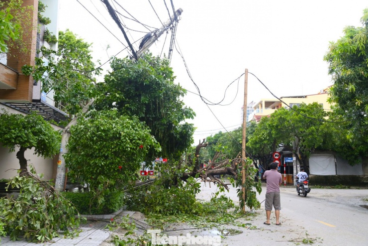 Chật kín người ngồi chờ sạc điện thoại ở trung tâm thương mại, chung cư - 1