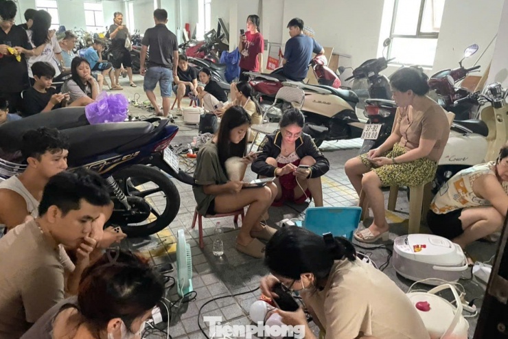 Chật kín người ngồi chờ sạc điện thoại ở trung tâm thương mại, chung cư - 5