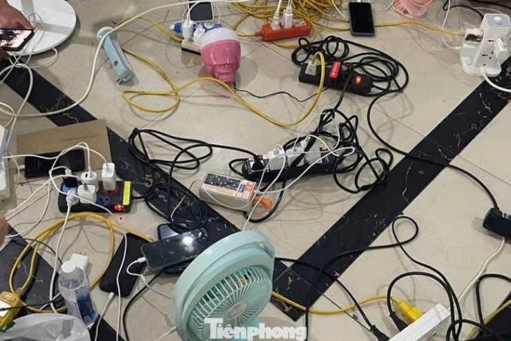 Chật kín người ngồi chờ sạc điện thoại ở trung tâm thương mại, chung cư - 6