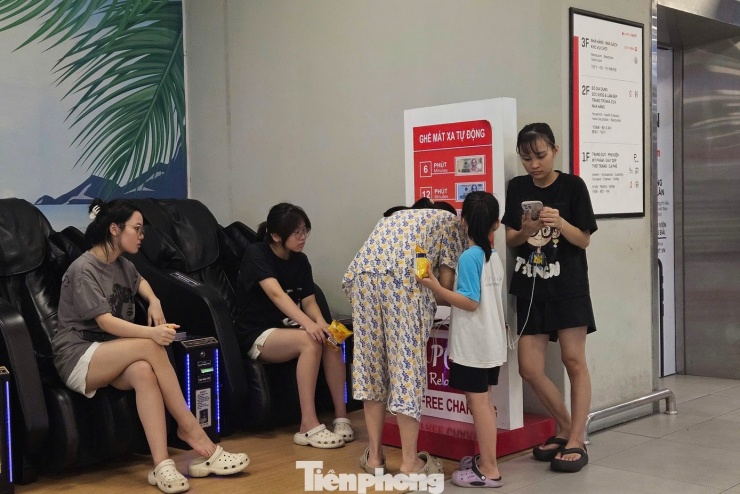 Chật kín người ngồi chờ sạc điện thoại ở trung tâm thương mại, chung cư - 10
