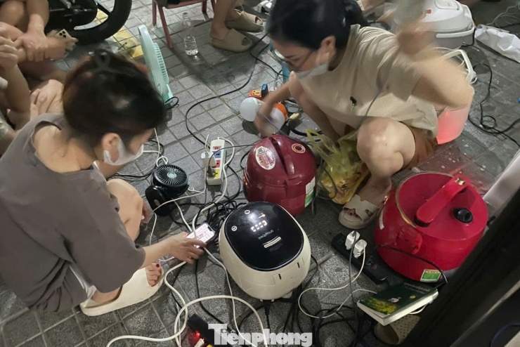 Chật kín người ngồi chờ sạc điện thoại ở trung tâm thương mại, chung cư - 9