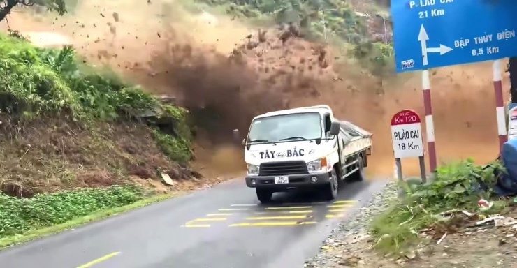 Chiếc xe thoát khỏi vụ sạt lở trong tích tắc.
