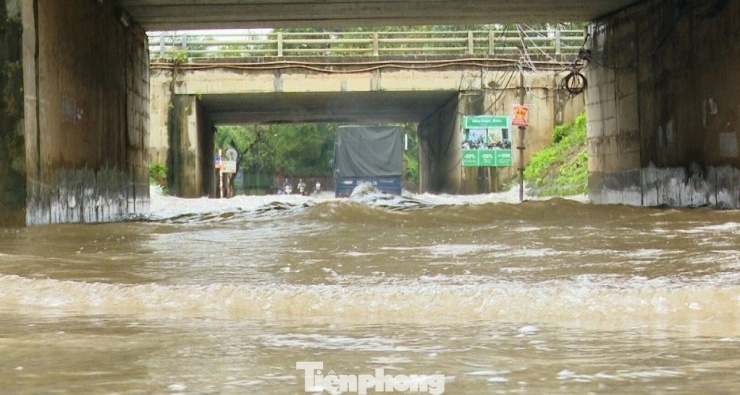 Trong sáng nay nước ngập tại các hầm chui qua Đại lộ Thăng Long sâu cả mét, một số xe tải đi qua đã bị chết máy trong hầm.