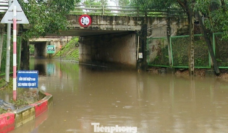 Theo ghi nhận, các hầm đoạn qua khu đô thị Thiên đường Bảo Sơn, Tây Mỗ trong đó có các hầm chui số 1, số 5, số 6 trên Đại lộ Thăng Long sáng nay nước ngập sâu cả mét.