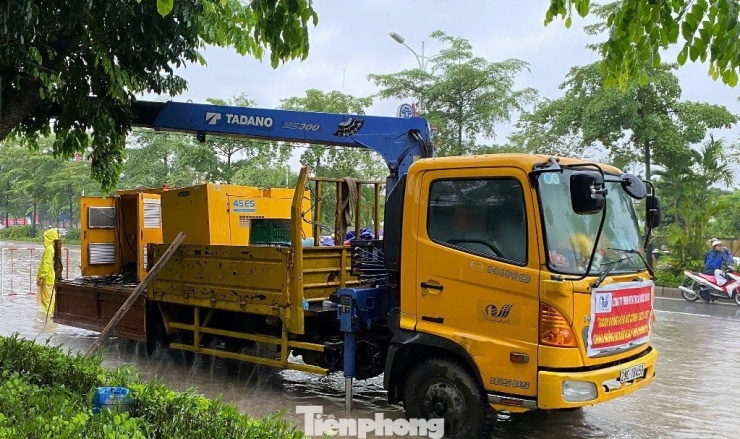Trước việc có nhiều ô tô, xe máy bị chết máy do đi vào vùng ngập, Công ty Thoát Nước Hà Nội cũng bố trí xe cứu hộ túc trực tại đường gom Đại lộ Thăng Long vừa hỗ trợ thoát nước, vừa xử lý sự cố liên quan đến giao thông.