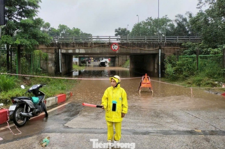 Với các hầm bị ngập sâu, nước trên 1 mét thì căng dây, đặt biển báo cấm tuyệt đối người, xe đi qua.