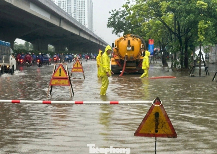 Trong thông báo nhanh về tình hình mưa ngập sáng nay, Công ty Thoát nước Hà Nội cho biết, trên địa bàn thành phố còn xuất hiện trên 20 điểm ngập. Ảnh ghi lại cảnh ngập trên đường Nguyễn Xiển sáng 27/8.