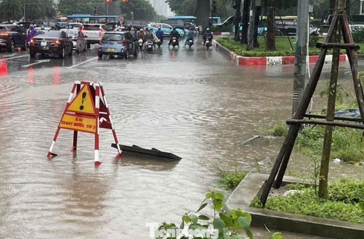 Ngập tại đường Dương Đình Nghệ sáng nay