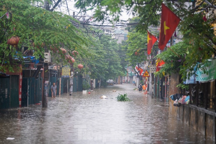 Theo ghi nhận, con phố Kẻ Vẽ thuộc phường Đông Ngạc (Hà Nội) vẫn đang trong tình trạng ngập sâu.