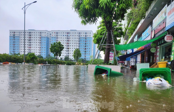 Bên cạnh đó, hoạt động kinh doanh cũng bị ảnh hưởng nặng nề. Nhiều cửa hàng, cơ sở sản xuất nằm ở khu vực trũng thấp phải đóng cửa tạm thời. Trong ảnh là Chung cư Ecohome3.