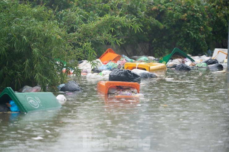 Mưa lớn kéo dài, một số tuyến phố Hà Nội vẫn ngập sâu, cuộc sống sinh hoạt bị đảo lộn - 5
