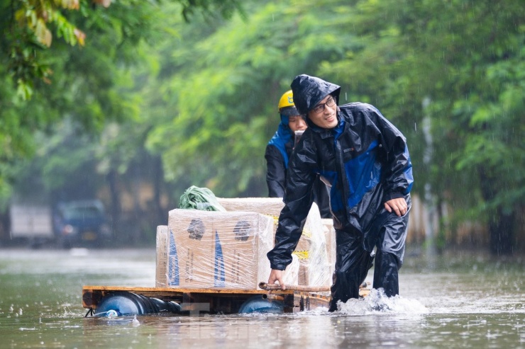 Tại cụm Công nghiệp Từ Liêm (Hà Nội) hoạt động sản xuất của nhiều nhà xưởng, cơ sở sản xuất cũng bị ảnh hưởng nặng nề.