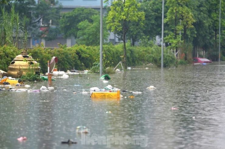 Tình trạng ngập cũng gây ra những vấn đề nghiêm trọng về vệ sinh môi trường. Nước ngập tại các khu dân cư đã cuốn theo rác thải sinh hoạt, khiến rác nổi lềnh bềnh, bốc mùi khó chịu.