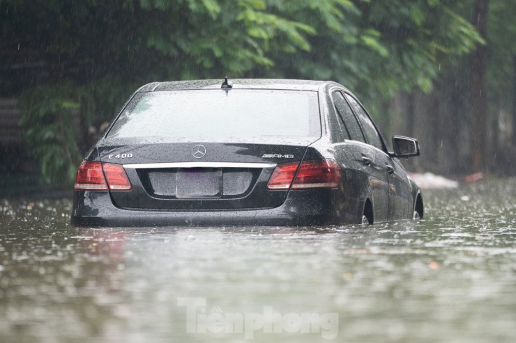 Nhiều phương tiện đã chết máy khi cố gắng vượt qua vùng ngập.