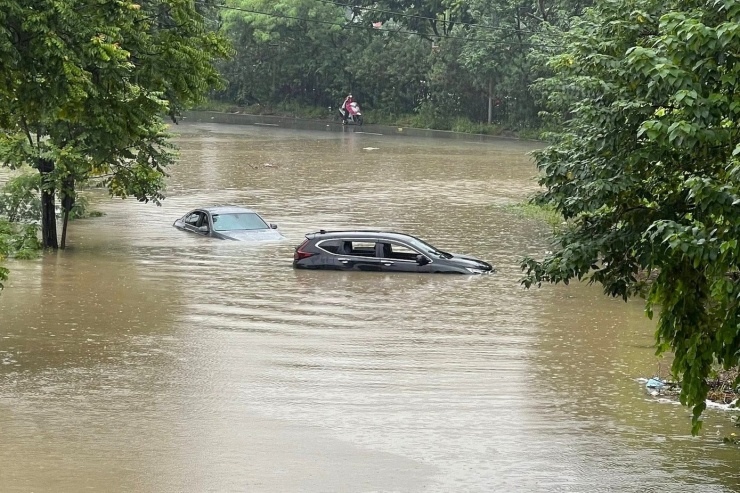 Hai đường gom trên Đại lộ Thăng Long vẫn ngập sâu, nhất là các đoạn có cầu dân sinh cắt ngang. Ảnh: Lê Quỳnh