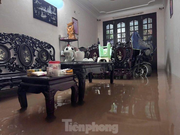 Không chỉ gây khó khăn trong việc đi lại, ngập còn ảnh hưởng trực tiếp đến sinh hoạt hằng ngày. Nhiều gia đình trong phố Hoa Bằng (Cầu Giấy) phải kê đồ đạc lên cao, do nước ngập vào nhà.