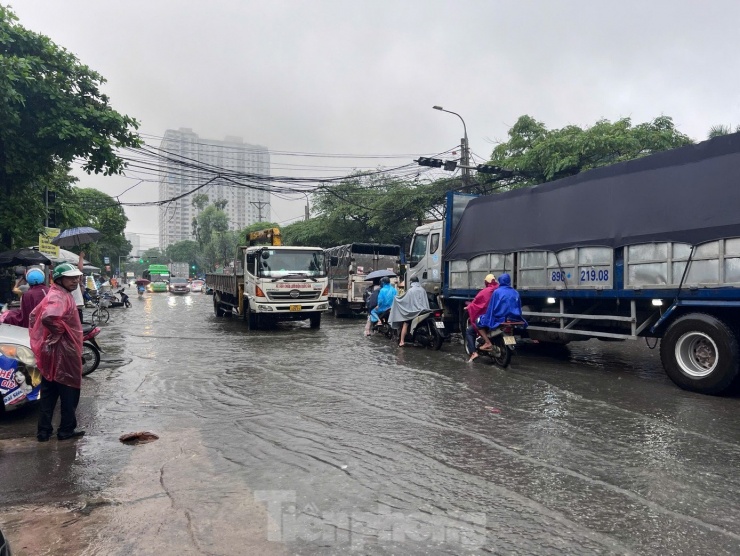 Mặc dù mưa đã ngớt những đường 70 (đoạn qua viện 103) vẫn ngập nước, giao thông ùn tắc.