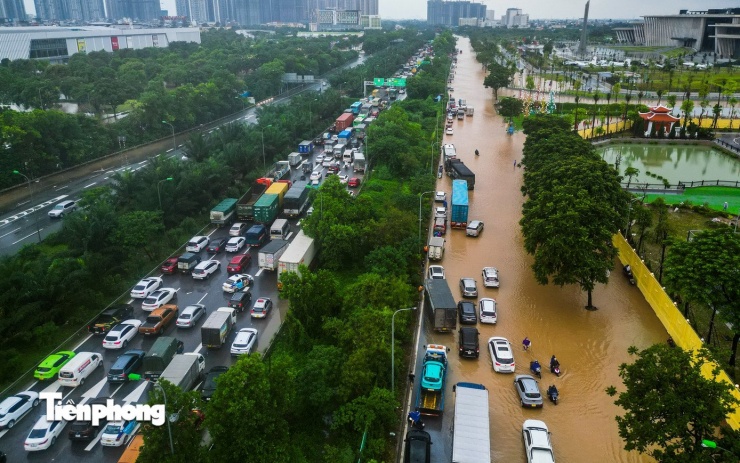 Theo Trung tâm Dự báo Khí tượng Thủy văn quốc gia, hôm nay 27.8, vùng áp thấp do bão số 5 suy yếu đã rời xa khu vực đất liền của Việt Nam. Khu vực Hà Nội trời nhiều mây, có mưa vừa, mưa to và dông cục bộ có nơi mưa rất to, từ chiều mưa giảm dần. Nhiệt độ cao nhất từ 28-30 độ C.