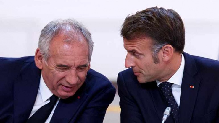 Thủ tướng Pháp François Bayrou (trái) và Tổng thống Emmanuel Macron. Ảnh: AP