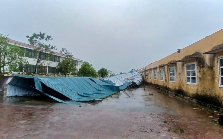 Trường học ngổn ngang sau bão, thầy cô lo không có phòng học cho năm học mới - 1
