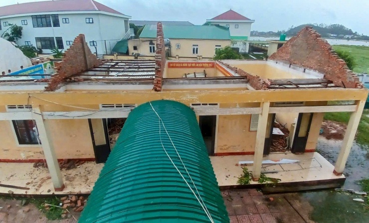 Gió bão cũng khiến Trường THCS Sơn Lộc (xã Xuân Lộc) thiệt hại nặng nề.