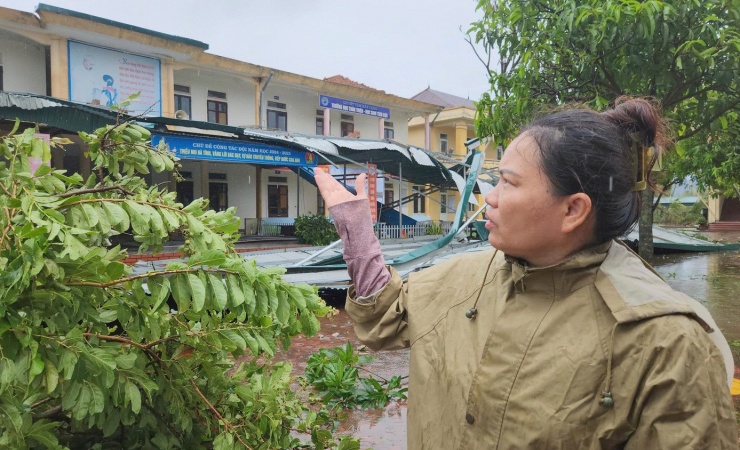 Trường học ngổn ngang sau bão, thầy cô lo không có phòng học cho năm học mới - 3
