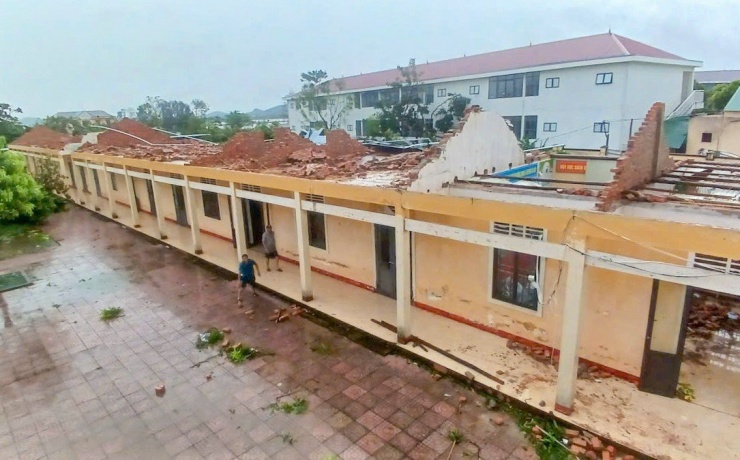 Trường học ngổn ngang sau bão, thầy cô lo không có phòng học cho năm học mới - 12