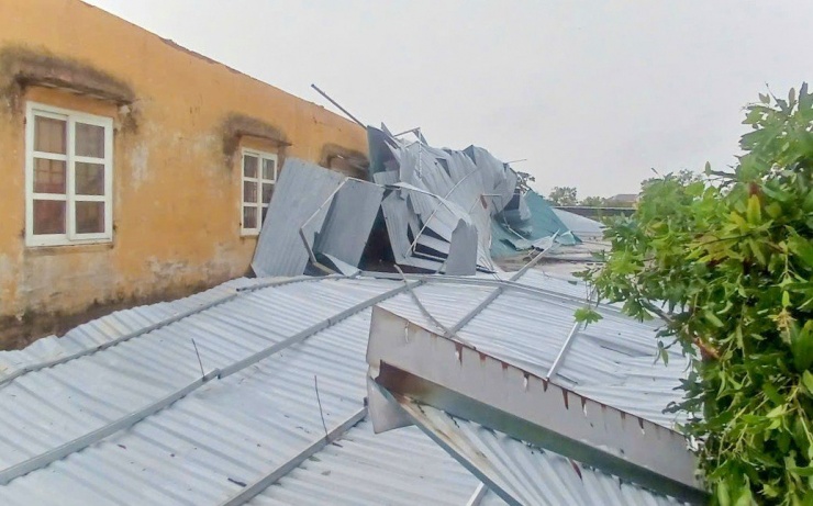Trường học ngổn ngang sau bão, thầy cô lo không có phòng học cho năm học mới - 13