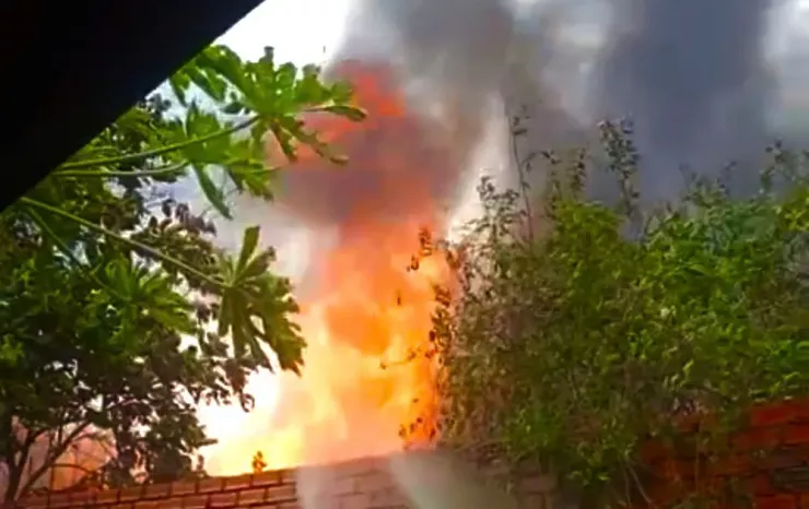 Ngọn lửa bùng cháy dữ dội thiêu rụi nhiều tài sản. Ảnh: NT