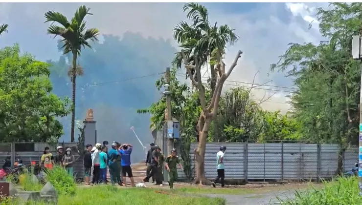 Cảnh sát PCCC và CNCH, Công an TP.HCM điều động nhiều xe chuyên dụng cùng hàng chục cán bộ, chiến sĩ đến hiện trường triển khai phương án dập lửa. Ảnh: NT