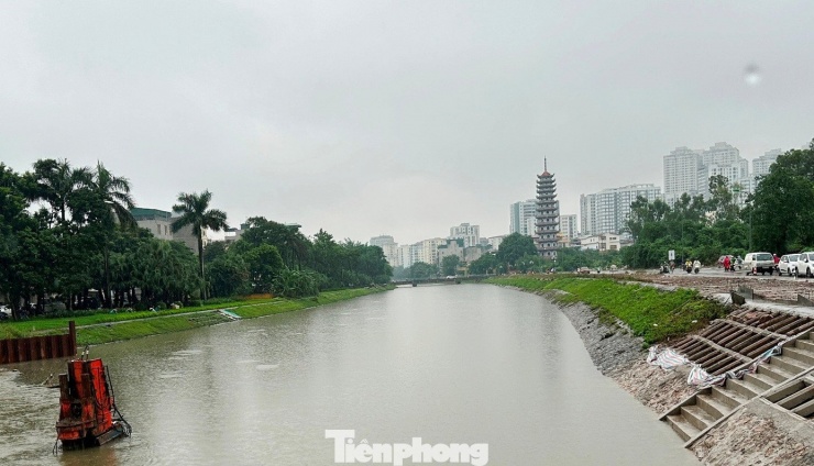 TP Hà Nội mưa lớn 2 ngày qua khiến nước sông Tô Lịch dâng cao trên 4,5 mét, gấp ba thông thường.
