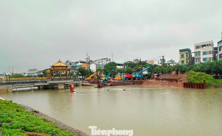 Từ dòng sông "chết", sông đen, trong hai ngày qua nước sông Tô Lịch dâng cao và chảy xiết về phía Thanh Trì (sông Nhuệ) và đoạn qua đập tràn tại cầu Quang.