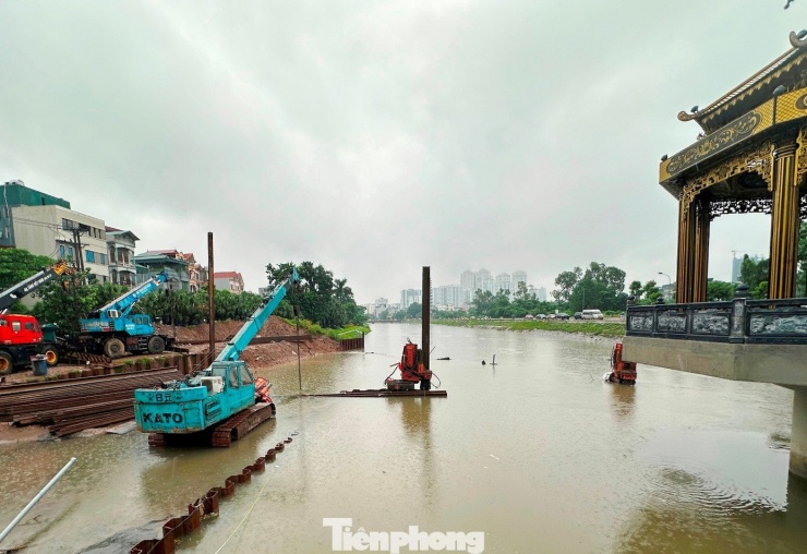 Thậm chí do nước sông dâng cao, đã nhấn chìm cả một số vị trí, khu vực thi công có cả máy móc tại công trình xây đập dâng tại cầu Quang. Ảnh chụp sáng 27/8