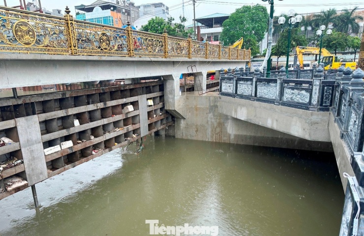 Với cửa xả tại đập tràn, thay vì đóng để giữ nước, trong hai ngày qua, hai cửa xả (bằng sắt) tại đập đã phải mở hết cỡ để nước chảy qua tự do