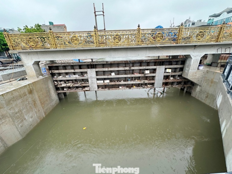 Công trình này có hạng mục chính là hai cửa giữ nước và xả nước trên sông Tô Lịch.