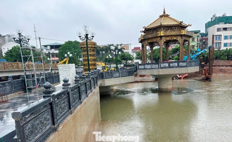 Với mục tiêu phục hồi dòng chảy, giữ mực nước ổn định trên sông Tô Lịch, đồng thời phục vụ bổ cập nước, hỗ trợ điều hòa hệ sinh thái hai bên bờ sông, từ tháng 2/2025, UBND thành phố Hà Nội đã giao cho Ban QLDA đầu tư công trình hạ tầng kỹ thuật và nông nghiệp Hà Nội xây 3 đập tràn giữ nước trên sông Tô Lịch, trong đó đập tràn giữ nước tại Cầu Quang (Thanh Liệt) là công trình được xây dựng đầu tiên, có tiến độ hoàn thành trong quý III/2025.