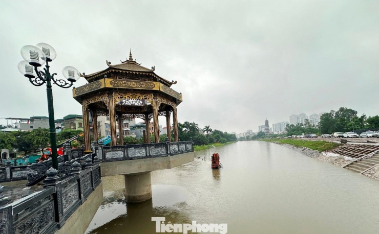 Ngoài đập, công trình còn có hạng mục đài quan sát. Đây là hạng mục được thuyết minh có kiến trúc thiết kế lạ mắt, chuyển tải văn hóa, kiến trúc truyền thống, hứa hẹn trở thành điểm tham quan công cộng ven sông khi hoàn thành.