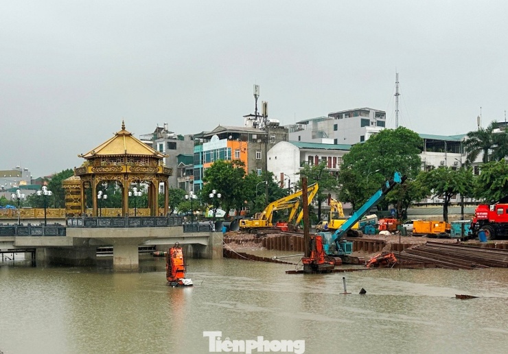 Trong 2 ngày qua Hà Nội có mưa lớn nhấn chìm một số khu vực, vị trí thi công tại đập tràn đầu tiên trên sông Tô Lịch.