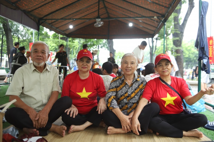 Bà An cùng chồng và đông đảo người dân chờ xem sơ duyệt tối 27/8 tại khu vực lều bạt phố Lê Trực đã gửi lời cảm ơn tới các cán bộ, chiến sĩ và lực lượng chức năng vì sự quan tâm, hỗ trợ kịp thời dành cho người dân.