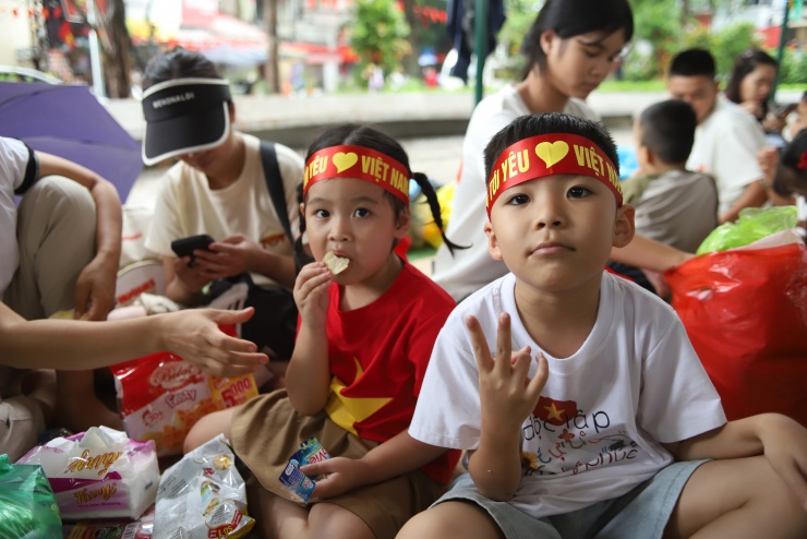 Có chỗ ngồi, nằm chờ khô ráo, các em nhỏ cũng tỏ ra thoải mái hơn