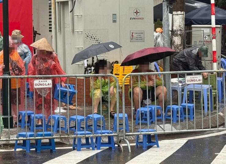 Hình ảnh những chiếc ghế nhựa không có người ngồi xếp dọc theo tuyến đường đoàn diễu binh, diễu hành đi qua.