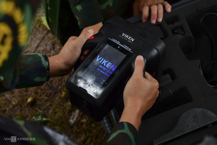 Công binh dò mìn khu vực Quảng trường Ba Đình. Video: Lộc Chung