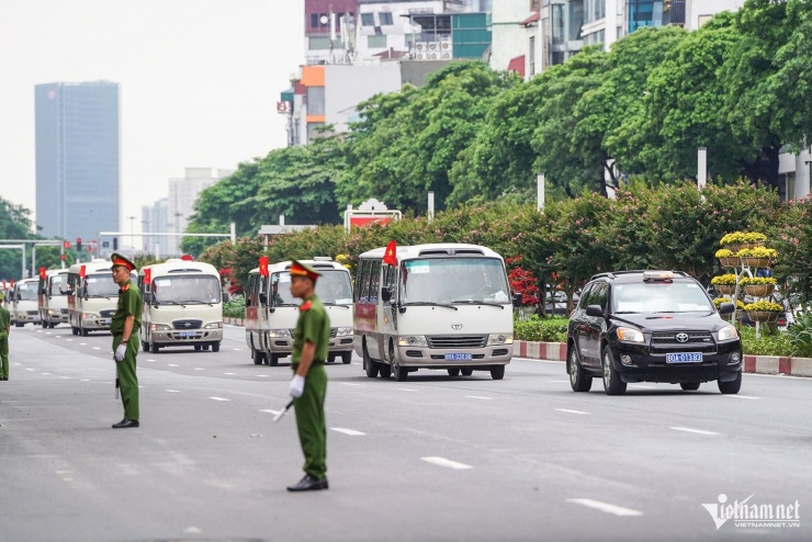 Trên đường Trần Duy Hưng, từng đoàn xe chở các chiến sĩ trong các khối diễu binh, diễu hành của Quân đội và Công an bắt đầu tiến về Quảng trường Ba Đình. Ảnh: Trần Minh Quân